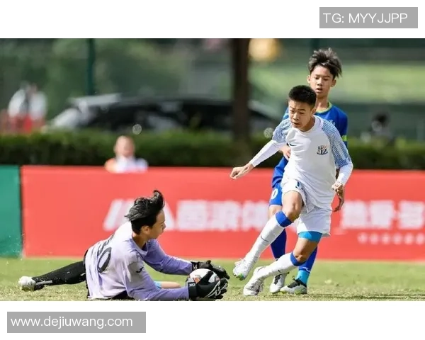 足球明星慷慨解囊为家乡发展捐款助力青少年足球事业腾飞